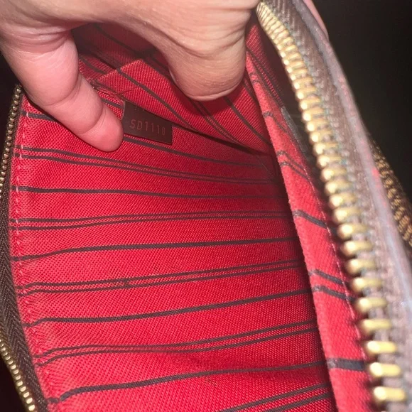 Louis Vuitton Neverfull Wristlet - Picture 5 of 13